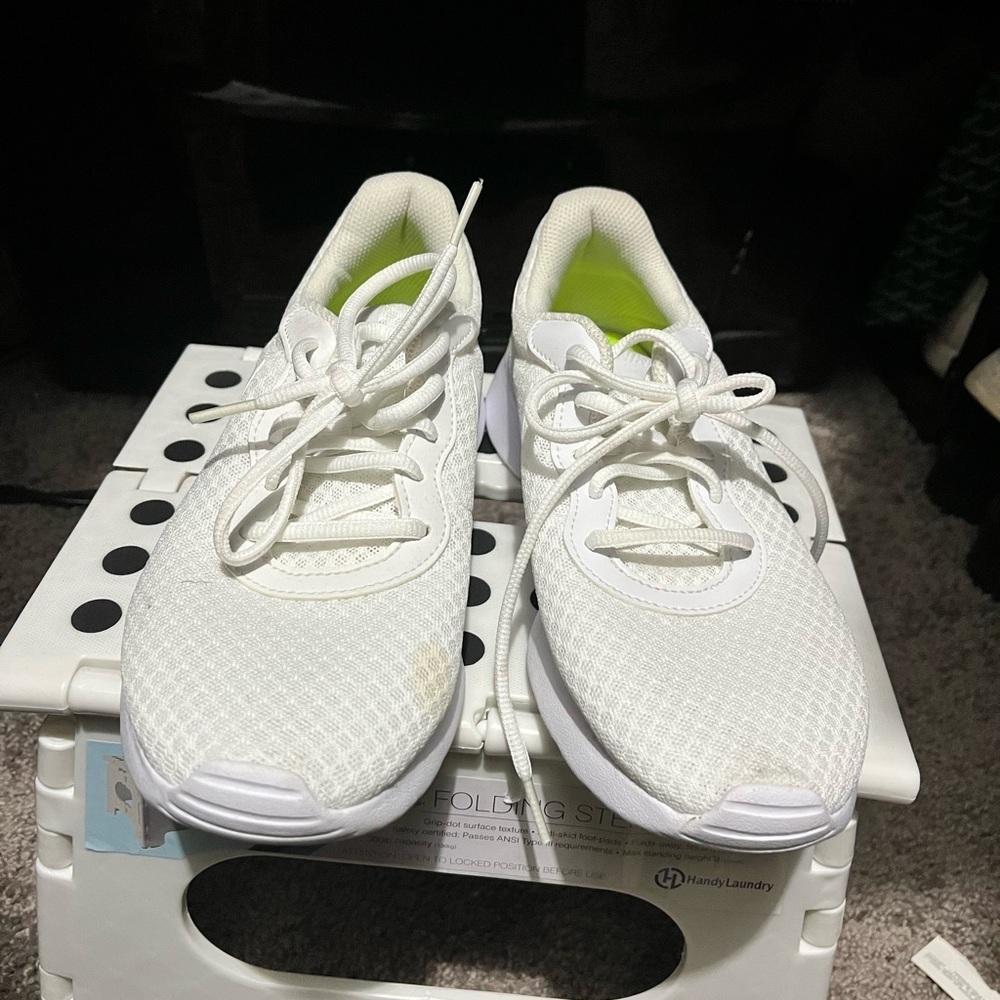 Nike Women's White Mesh Sneakers - Picture 4 of 8